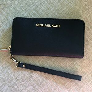 New Michael Kors Zippered Wristlet Wallet